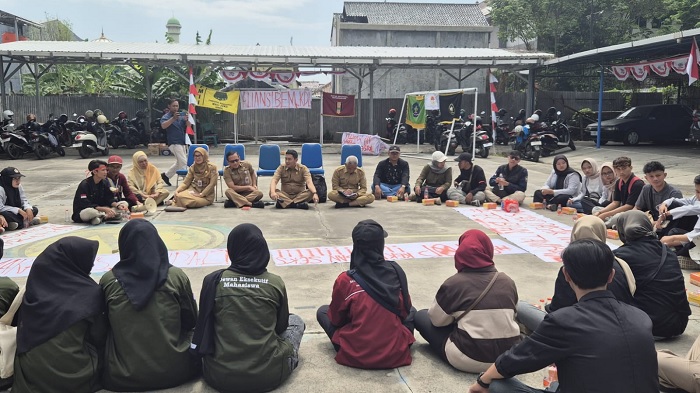 Tuntutan Dijawab, Badan Kesbangpol dan OPD Gelar Audiensi dengan Mahasiswa