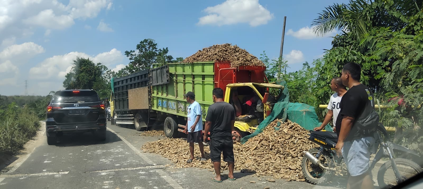 Truk Muatan Singkong Cium Beton Jembatan di Mesuji