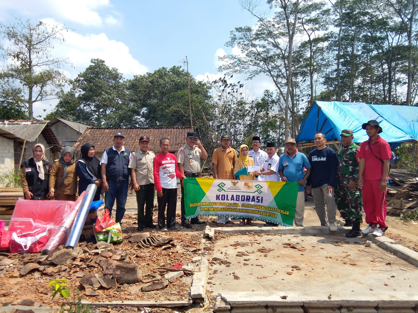 Rumah Roboh Tertimpa Pohon, Endriyanto Mendapatkan Bantuan dari Baznas dan Pemkab Tubaba