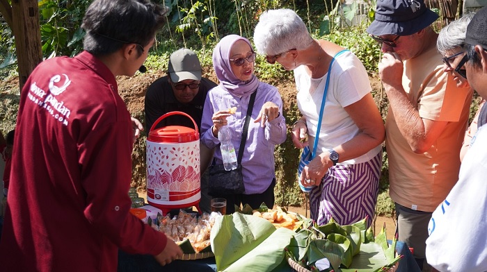 Bertandang ke Desa Wisata Pandanrejo, Para Pelayang Gemas saat Beri Susu Anak Kambing